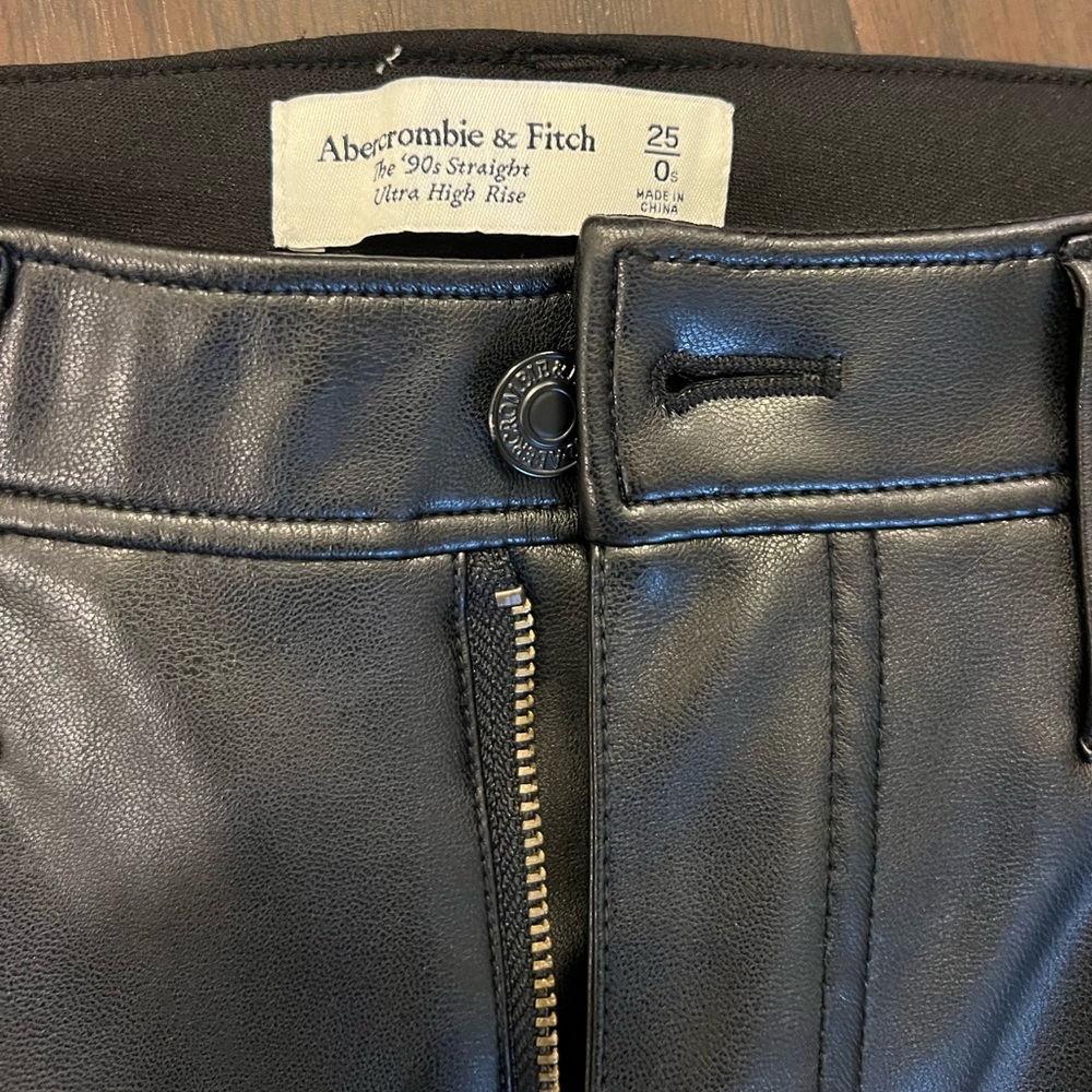 *WORN ONCE* Abercrombie & Fitch - 90s Straight Ultra High Rise. Size 25 short